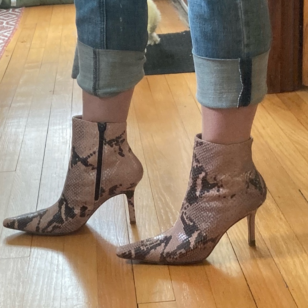 ISAAC MAZRAHI | pink and black snakeskin bootie | 8.5 (3”)